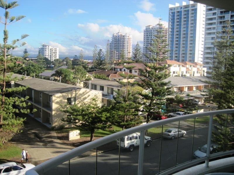 9/177 Old Burleigh Road, Broadbeach QLD 4218