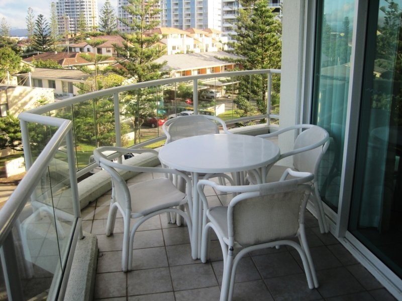 9/177 Old Burleigh Road, Broadbeach QLD 4218