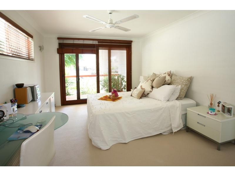 9 Cedar Place, Broadbeach Waters QLD 4218