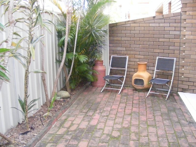 2/23 Britannia Avenue, Broadbeach QLD 4218