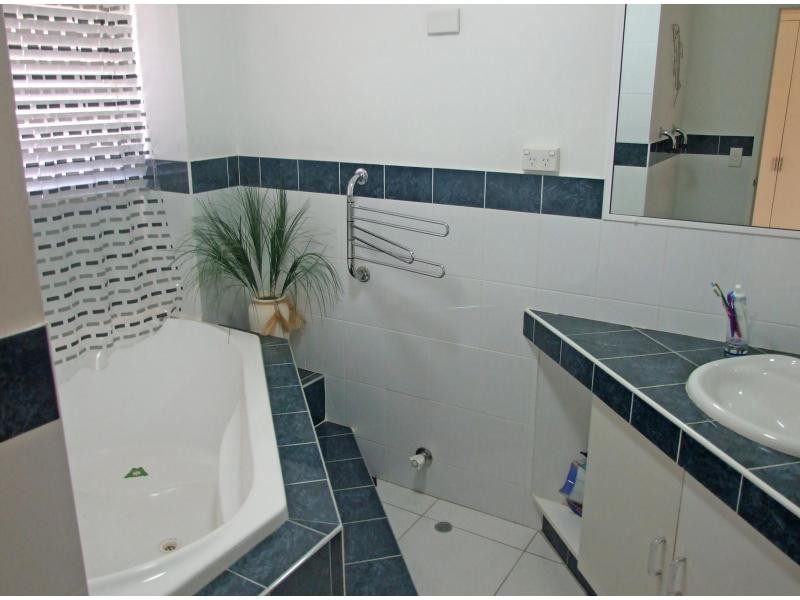 4/61 Bayview Street, Runaway Bay QLD 4216