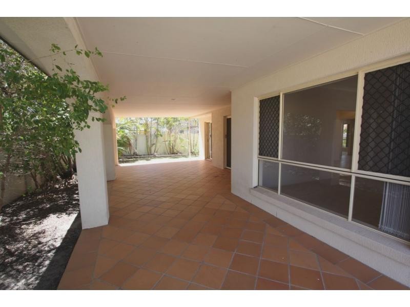 35 Deborah Avenue, Benowa QLD 4217