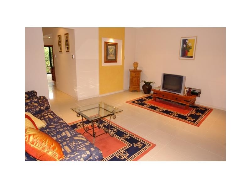 2/9 Rouen Avenue, Paradise Point QLD 4216