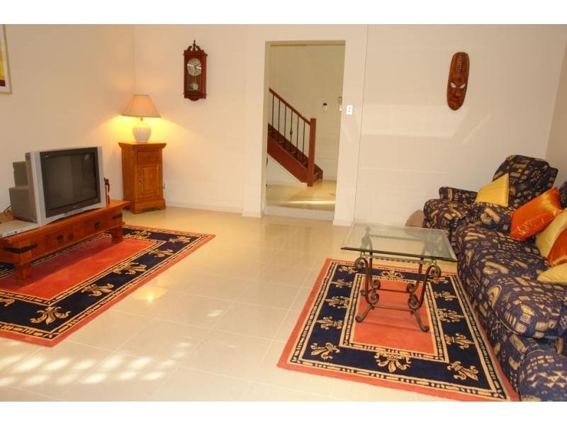 2/9 Rouen Avenue, Paradise Point QLD 4216