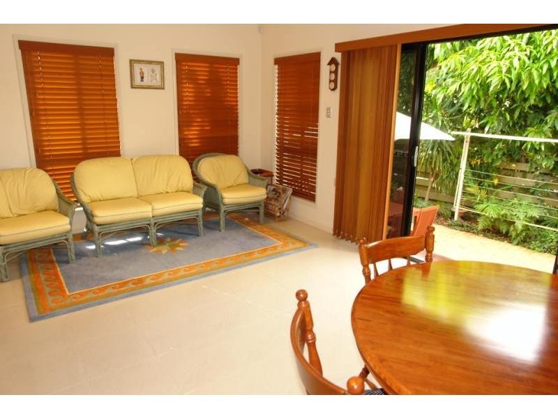 2/9 Rouen Avenue, Paradise Point QLD 4216