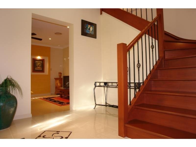 2/9 Rouen Avenue, Paradise Point QLD 4216