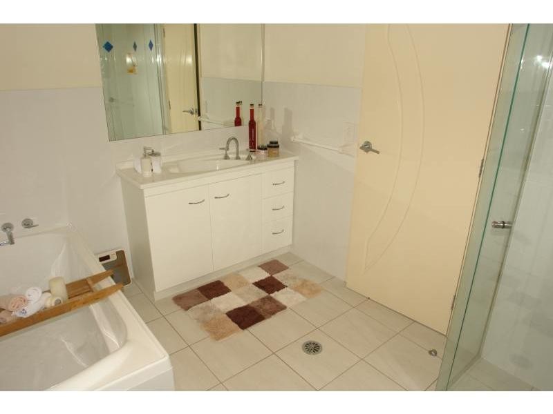 1/60 Bayview Street, Runaway Bay QLD 4216