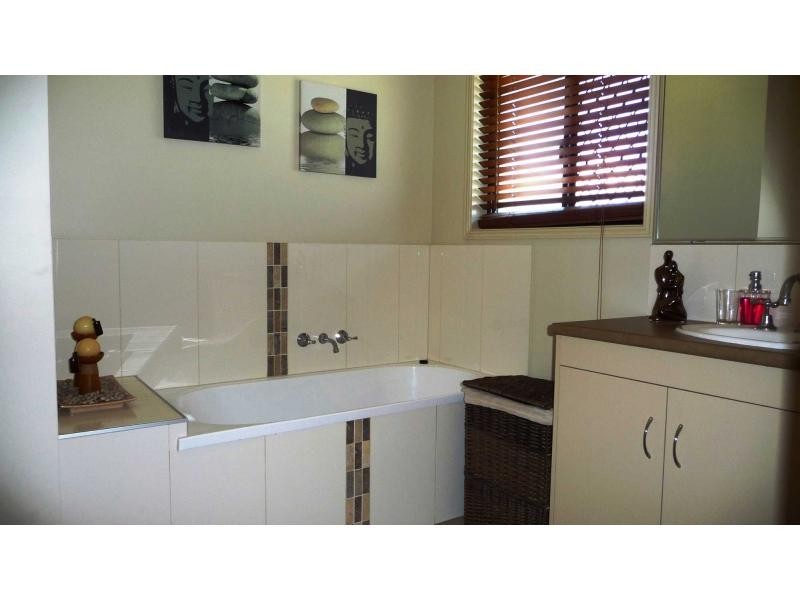 6 Halloran Court, Mayfair Estate, Thabeban QLD 4670