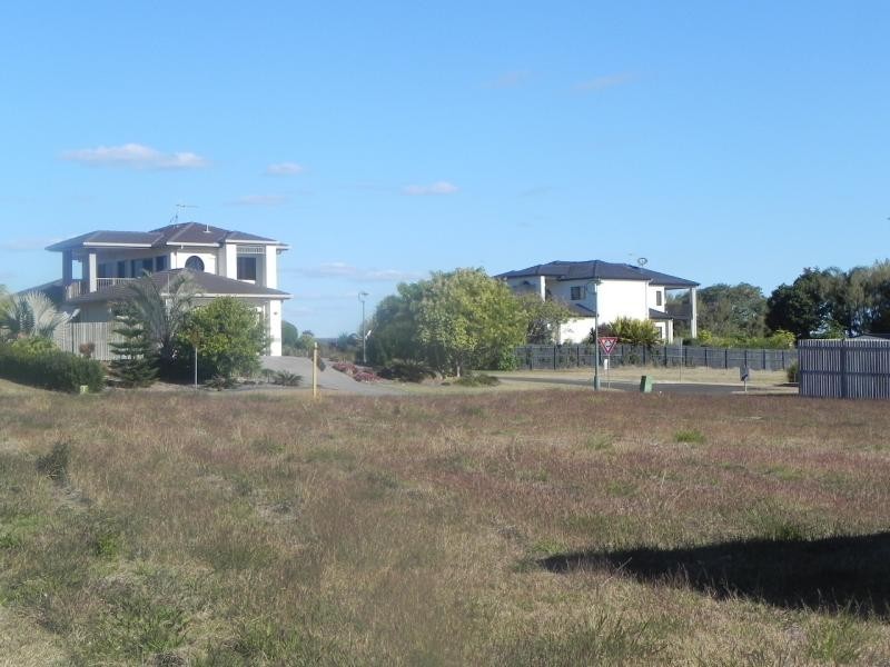 1 Raewood Close, Coral Cove QLD 4670