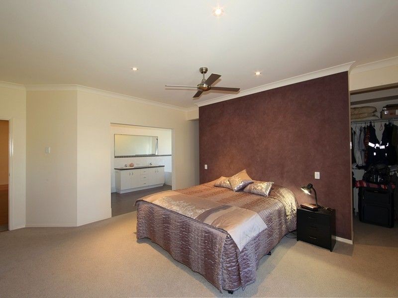 12 Raewood Close, Coral Cove QLD 4670