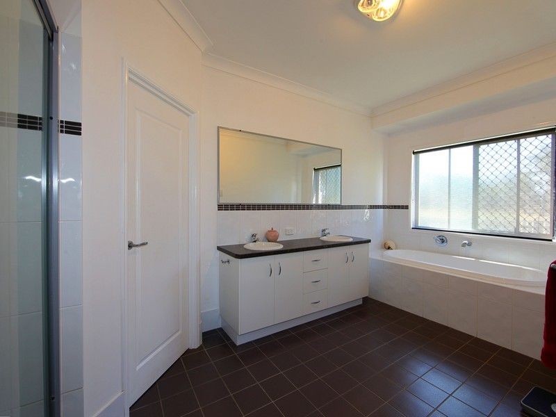 12 Raewood Close, Coral Cove QLD 4670