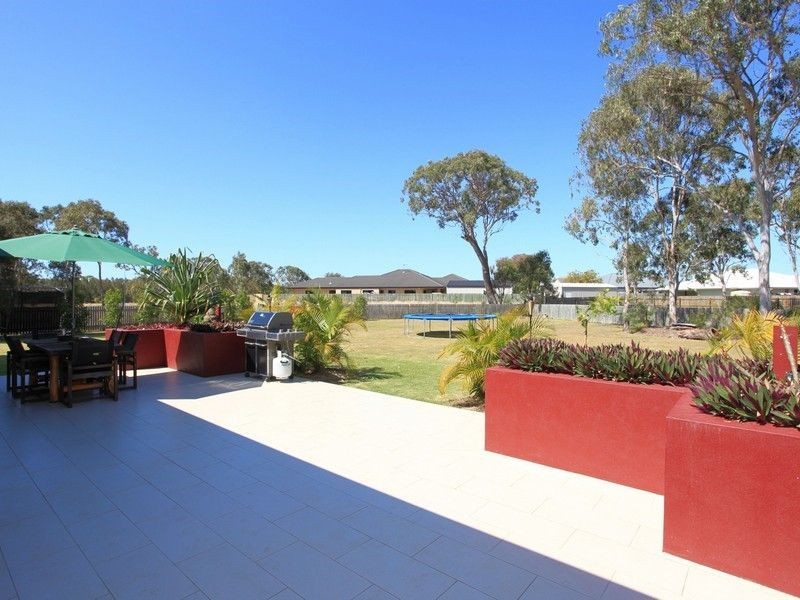 12 Raewood Close, Coral Cove QLD 4670