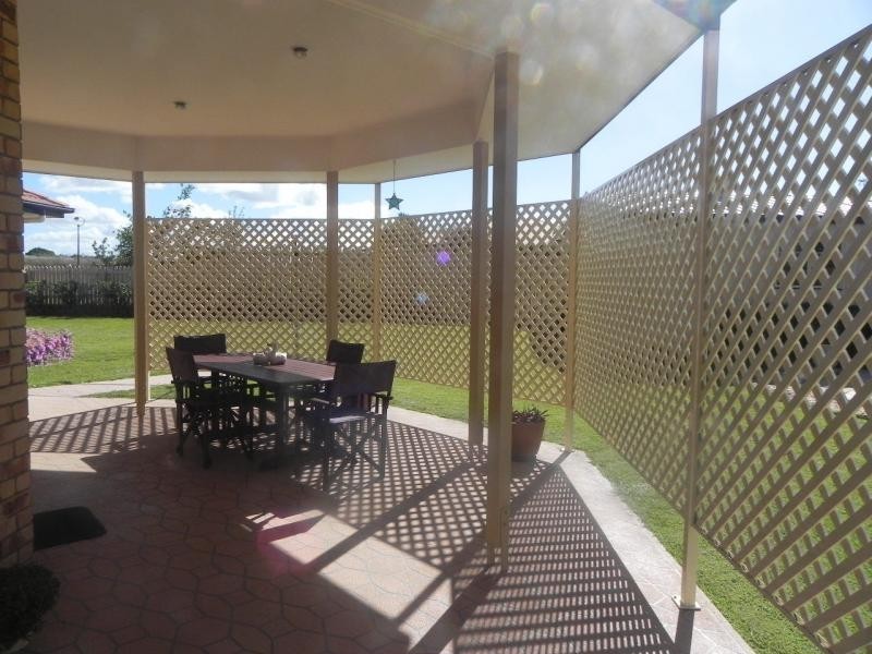 1 Jess Place, Coral Cove QLD 4670