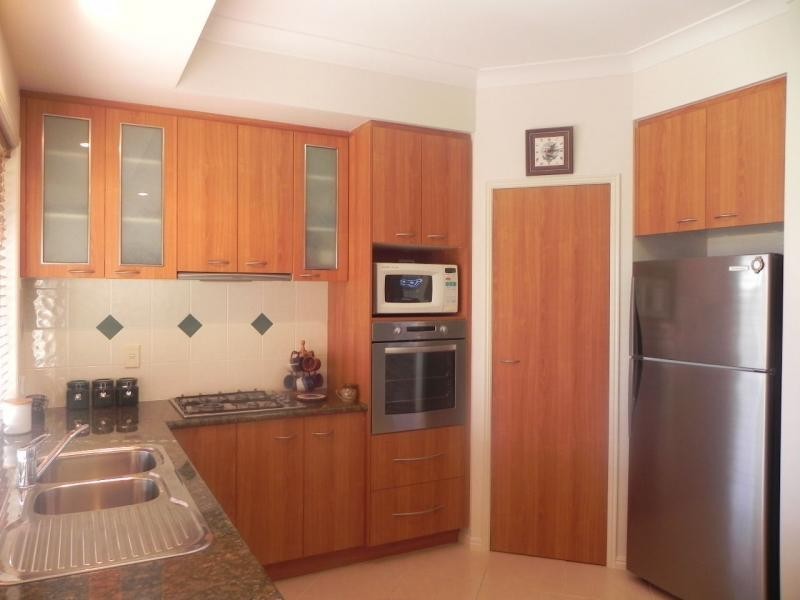 1 Jess Place, Coral Cove QLD 4670