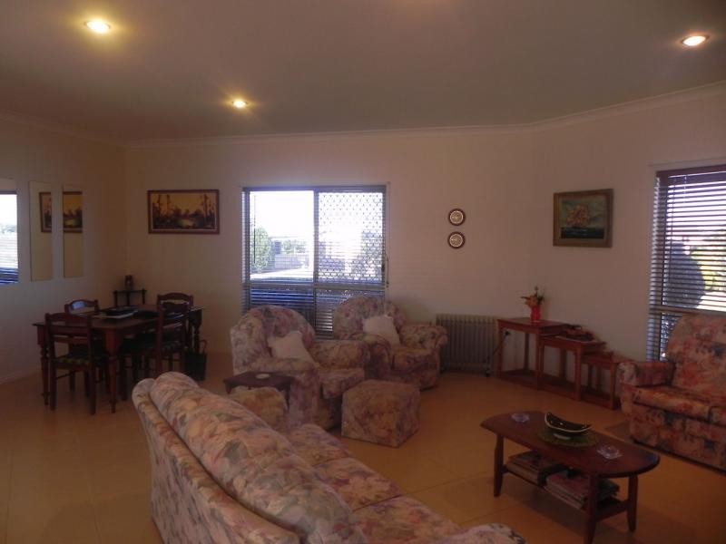 1 Jess Place, Coral Cove QLD 4670