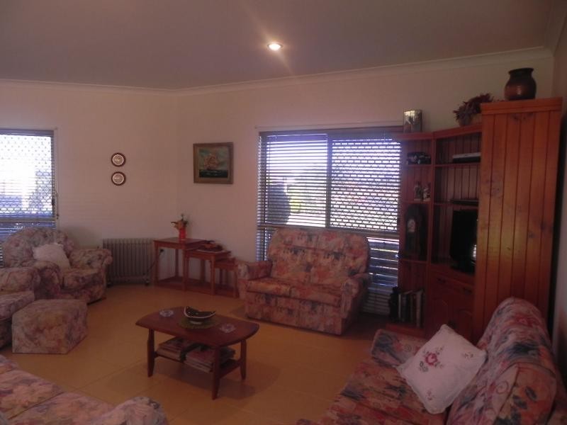1 Jess Place, Coral Cove QLD 4670