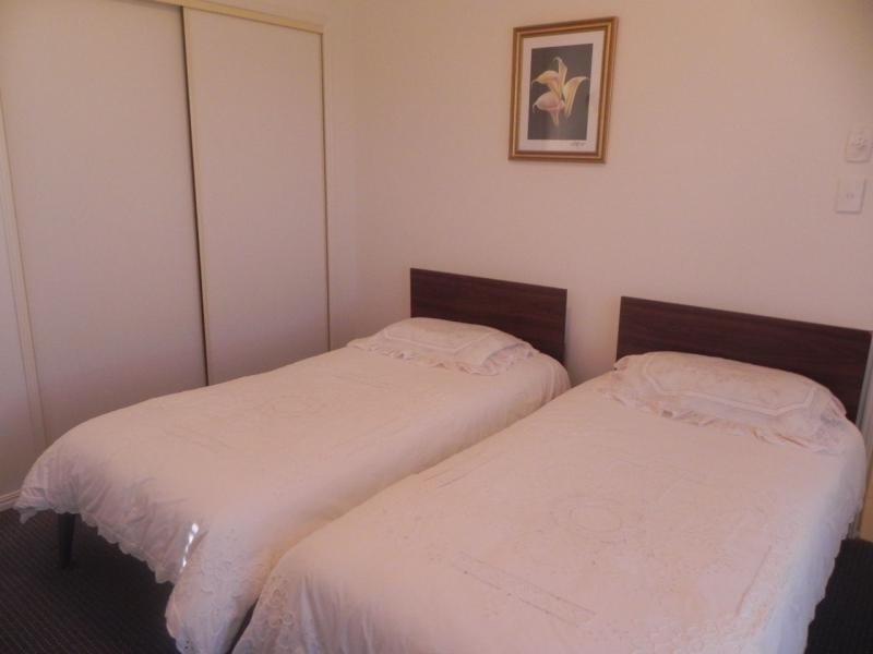 1 Jess Place, Coral Cove QLD 4670