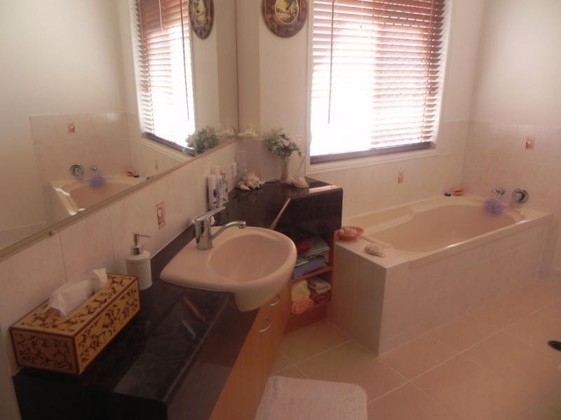 1 Jess Place, Coral Cove QLD 4670