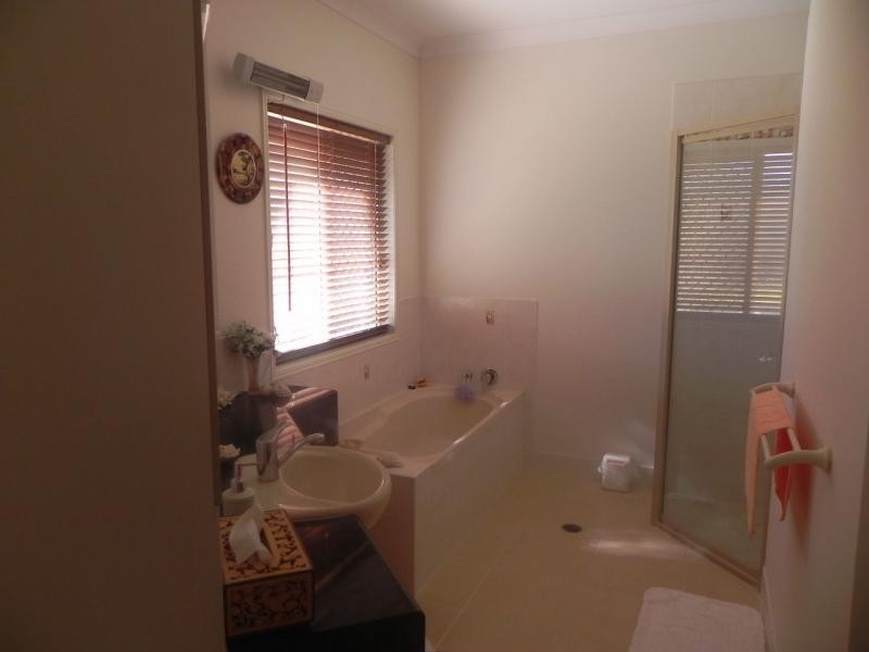 1 Jess Place, Coral Cove QLD 4670