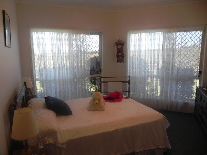 1 Jess Place, Coral Cove QLD 4670