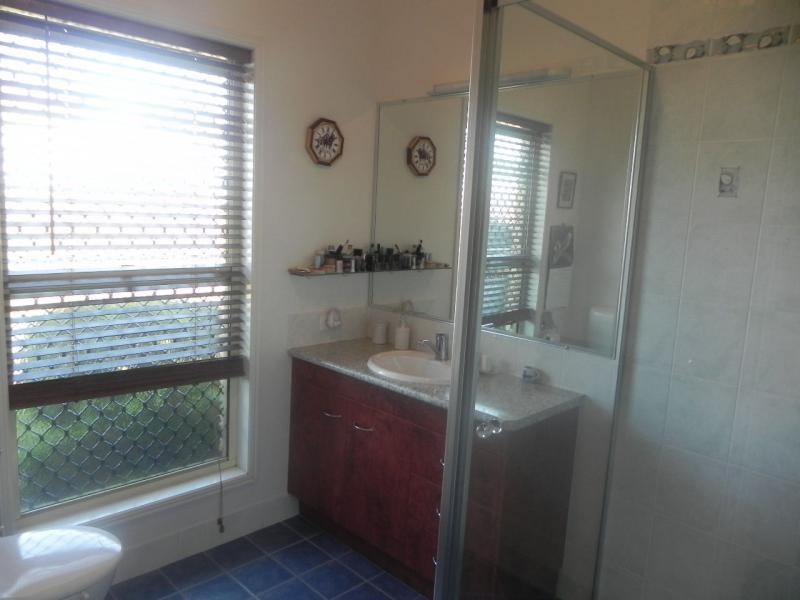 1 Jess Place, Coral Cove QLD 4670