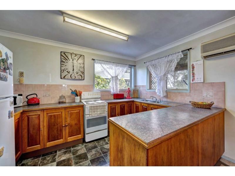 10 Burns Street, Burnett Heads QLD 4670