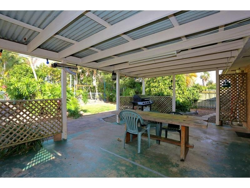 10 Burns Street, Burnett Heads QLD 4670