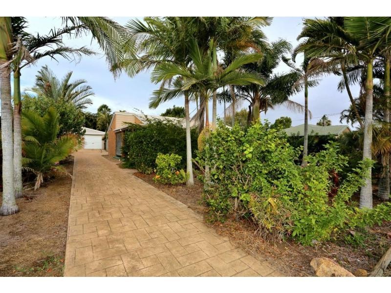 10 Burns Street, Burnett Heads QLD 4670