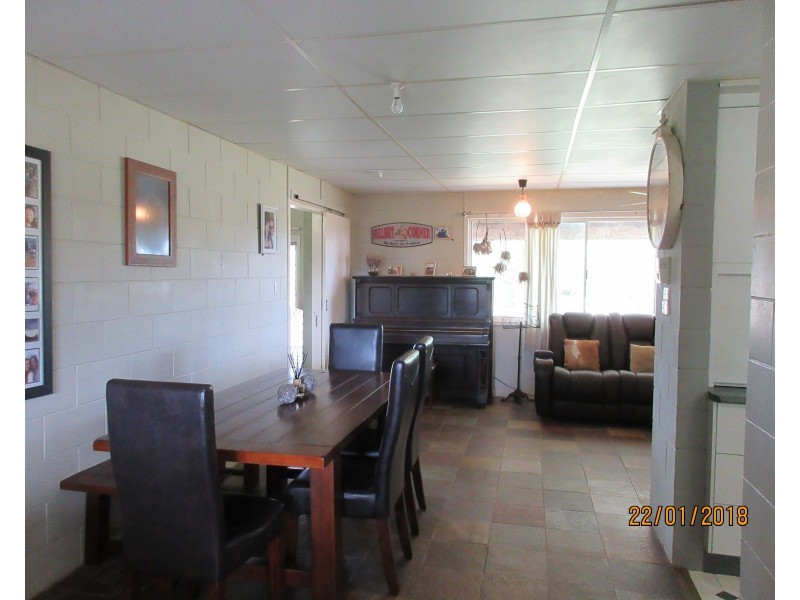 212 Normans Rd, Splinter Creek QLD 4630