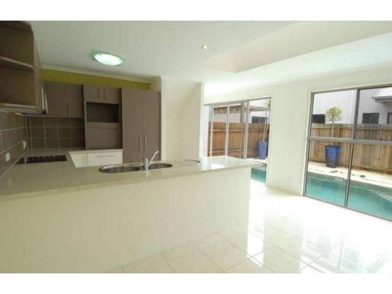 7 Whitsunday Street, Kawana Island QLD 4575