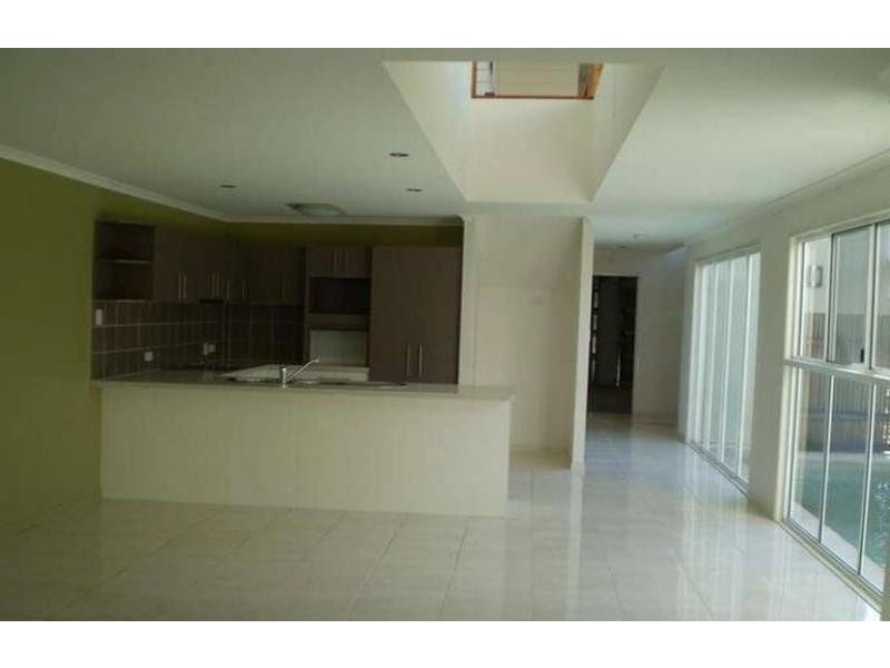 7 Whitsunday Street, Kawana Island QLD 4575