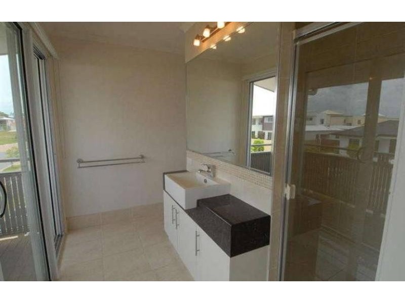 7 Whitsunday Street, Kawana Island QLD 4575