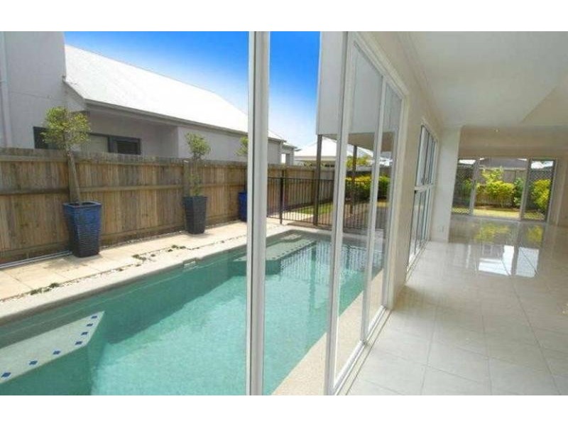 7 Whitsunday Street, Kawana Island QLD 4575