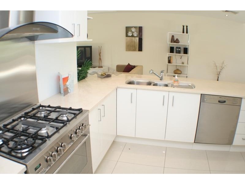 2/8 Leo Crescent, Alexandra Headland QLD 4572