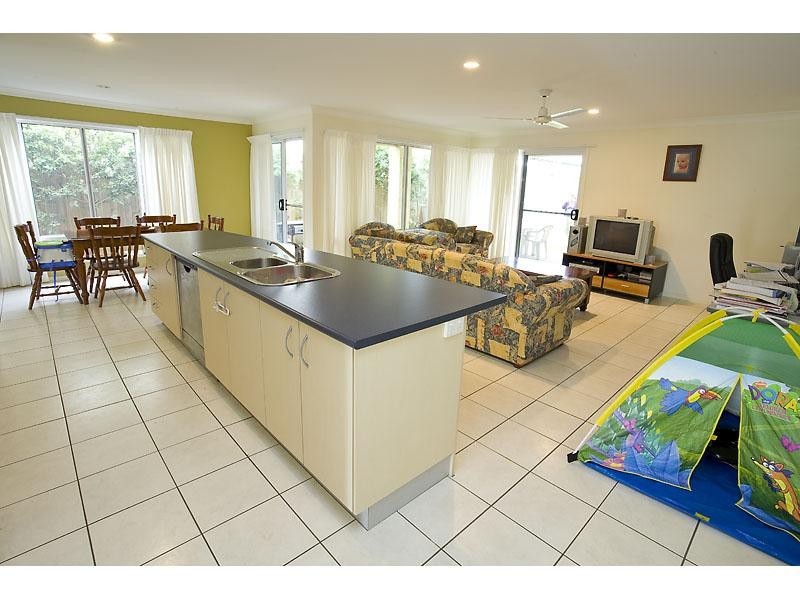 2 Rinca Place, Kawana Island QLD 4575