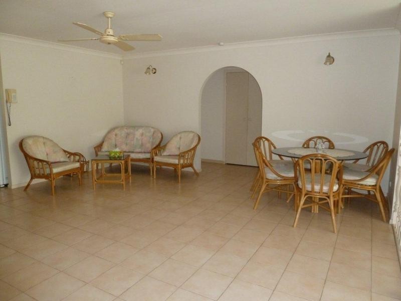 2/122 Goonawarra Drive, Mooloolaba QLD 4557