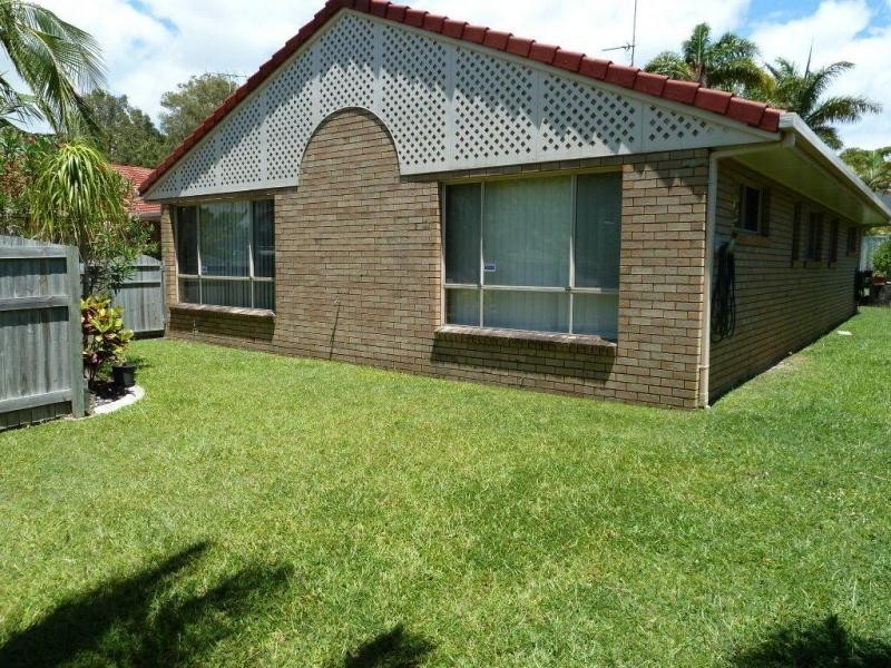 2/122 Goonawarra Drive, Mooloolaba QLD 4557