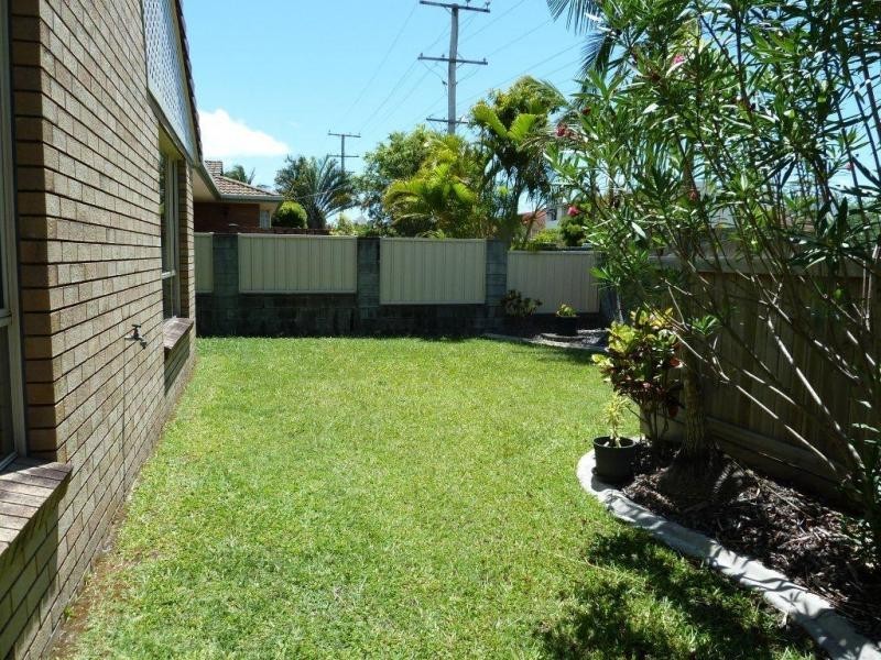 2/122 Goonawarra Drive, Mooloolaba QLD 4557