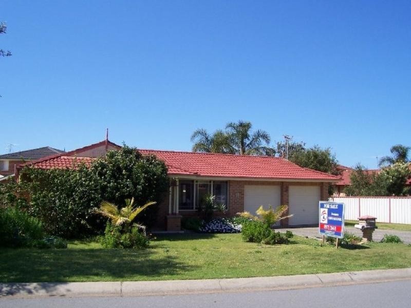 11 Oceanside Drive, Caves Beach NSW 2281