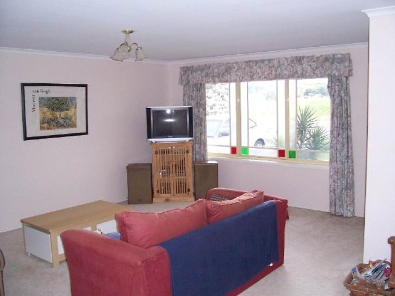 11 Oceanside Drive, Caves Beach NSW 2281