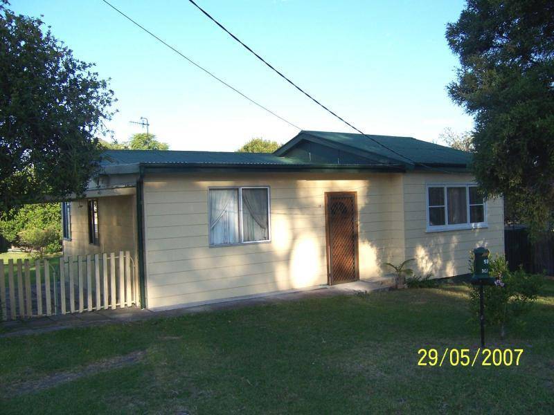 18 Brinawarr Street, Bomaderry NSW 2541