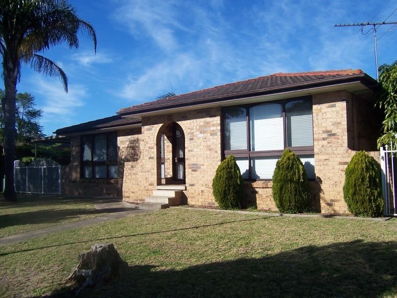 16 Maxwell Street, Macquarie Fields NSW 2564