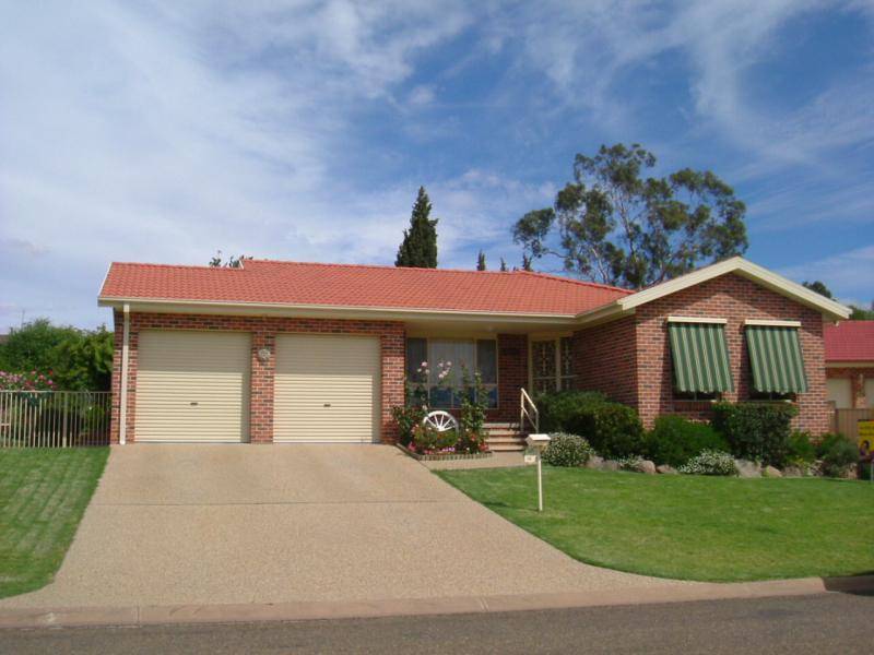 14 Pineview Circuit, Young NSW 2594
