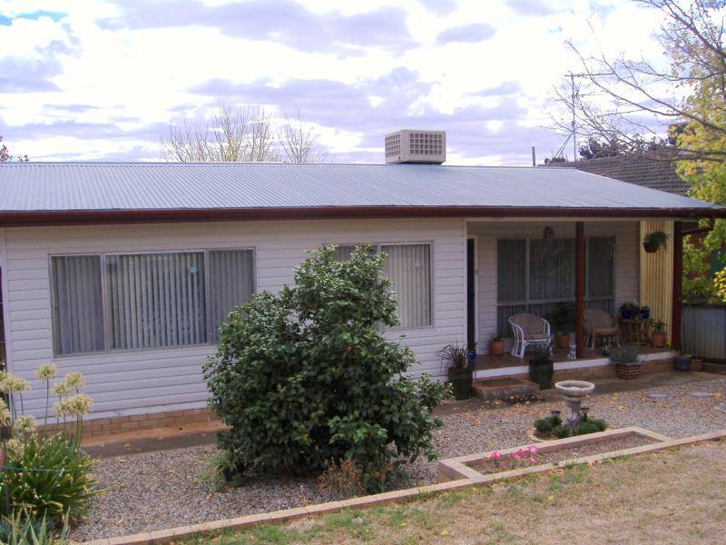 3 Milong Street, Young NSW 2594