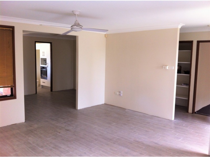 12 Charmian Place, Rosemeadow NSW 2560