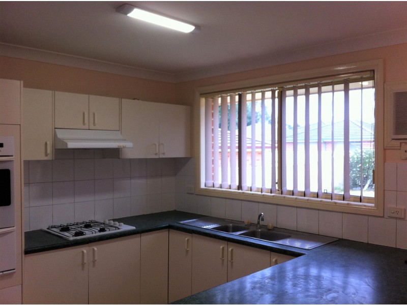 39 Potoroo Avenue, St Helens Park NSW 2560