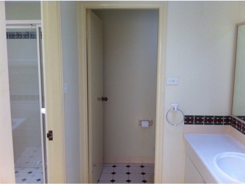 1/2 Downes Crescent, Currans Hill NSW 2567