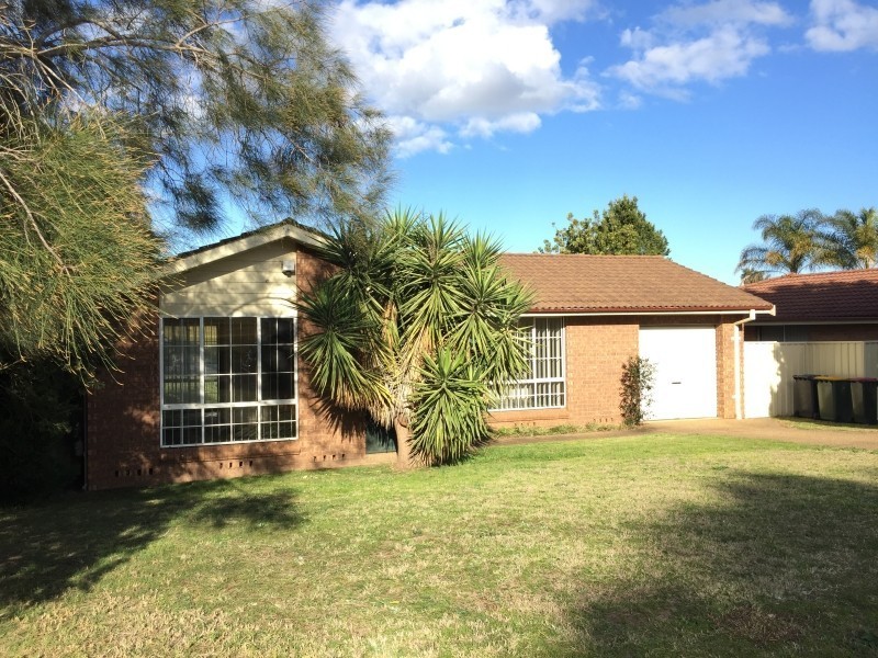 7 Karrabul Road, St Helens Park NSW 2560