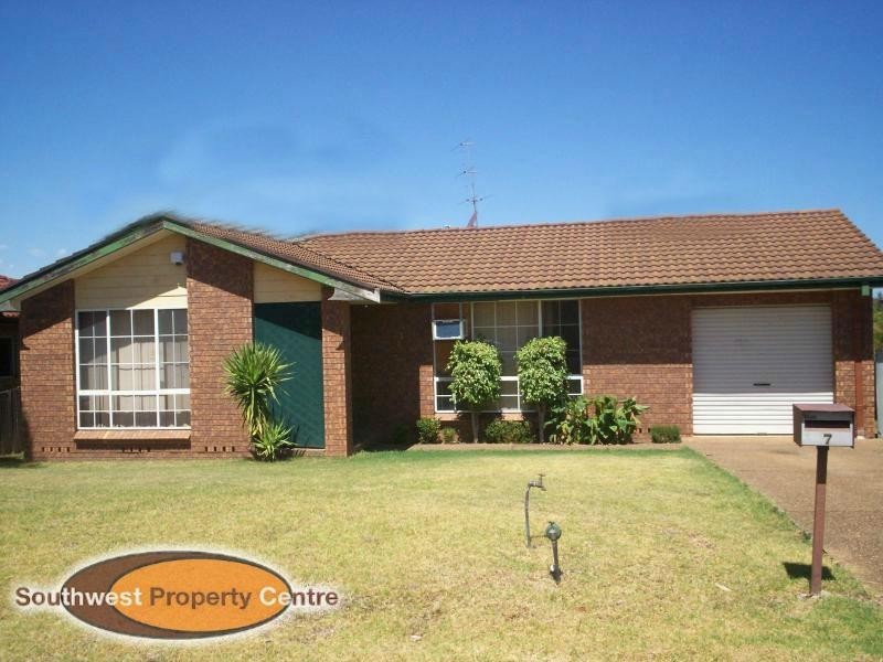 7 Karrabul Road, St Helens Park NSW 2560