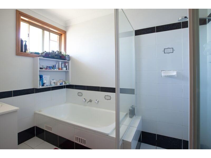 1/2 Cornelian  Avenue, Eagle Vale NSW 2558